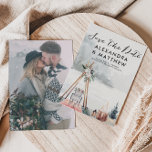 Boho Winter Woodland Holiday Photo Save the Date セーブザデート<br><div class="desc">Boho Winter Woodland Holiday Photo Save the Date – 美しいBoho Forestの風景と豪華なスクリプトタイポグラフィを備えている。カードの裏には新郎新婦のフルブリード写真が掲載されている。私たち高品質のテンプレートは、あなた自身の文字に置き換える簡単を与える。</div>