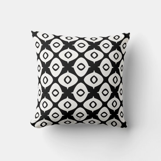 Bold Black and White Symmetrical Arabesque Pattern クッション (正面)