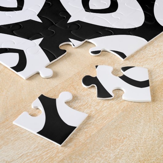 Bold Black and White Symmetrical Arabesque Pattern ジグソーパズル (側面)