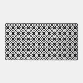 Bold Black and White Symmetrical Arabesque Pattern デスクマット (正面)