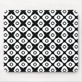 Bold Black and White Symmetrical Arabesque Pattern マウスパッド