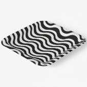 Bold Black and White Wavy Abstract ペーパープレート (傾斜あり)