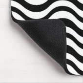 Bold Black and White Wavy Abstract マウスパッド (コーナー)