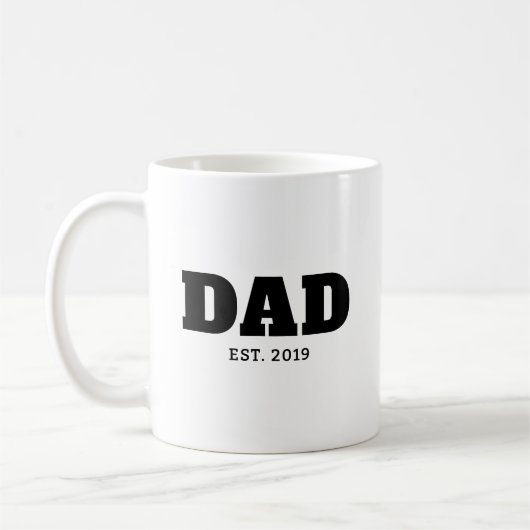 Bold Black & White Text Est Year Dad コーヒーマグカップ (左)