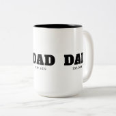 Bold Black & White Text Est Year Dad ツートーンマグカップ (正面右)