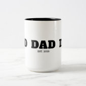 Bold Black & White Text Est Year Dad ツートーンマグカップ (中央)