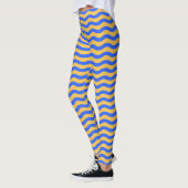 Bold Blue and Gold Wavy Stripes Pattern Leggings レギンス (左)