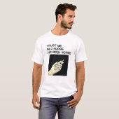 Bold Illustration of Gloved Hand Injecting Syringe Tシャツ (正面フル)