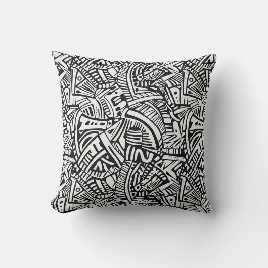 Bold Monochrome Tribal-Inspired Abstract クッション (正面)