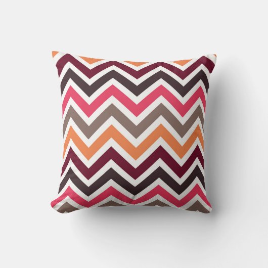“Bold Multi-Color Chevron Pattern** Throw Pillow クッション (正面)