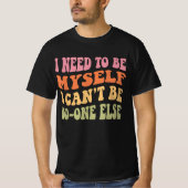 Bold Retro Quote Art – I Need to Be Myself Wall De Tシャツ (正面)