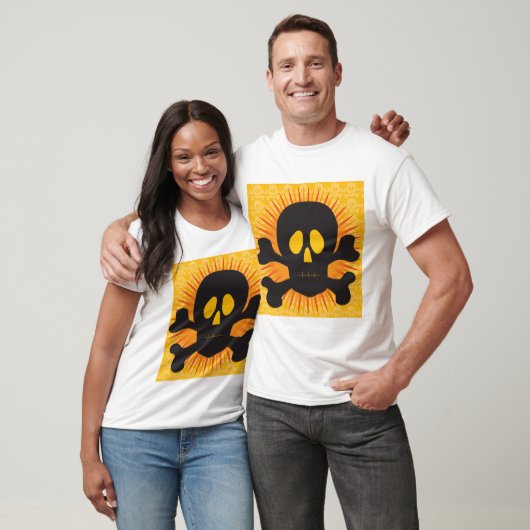 Bold Skull and Crossbones with Orange Burst Tシャツ (ユニセックス)