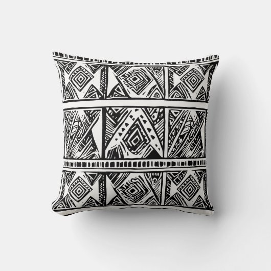 Bold Tribal-Inspired Geometric Pattern クッション (正面)