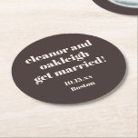 Bold Typography Brown Modern Wedding Custom ラウンドペーパーコースター<br><div class="desc">These personalized wedding coasters in brown are designed for cocktail hour, bar setups, and reception tables. Customized with the couple’s names, date, and location, they add a meaningful detail guests will notice while enjoying drinks throughout the celebration. Ideal for modern, minimalist, and classic weddings, these coasters work well as table...</div>