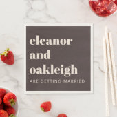 Bold Typography Warm Brown Cream Modern Wedding スタンダードランチョンナプキン (インサイチュ)