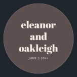 Bold Typography Warm Brown Modern Custom Wedding ラウンドシール<br><div class="desc">This round wedding sticker in brown features clean serif typography with the couple’s names and date on a rich neutral background. A simple, modern option for sealing envelopes, favors, or packaging on your wedding day. Personalize the names and date to match your celebration.</div>
