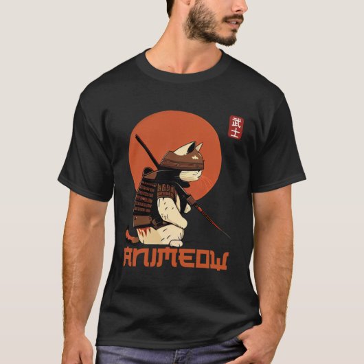Bold warrior cat in classic samurai armor Japanese Tシャツ (正面)