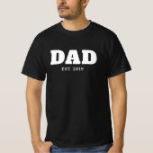 Bold White & Black Text Est Year Dad Tシャツ (正面)
