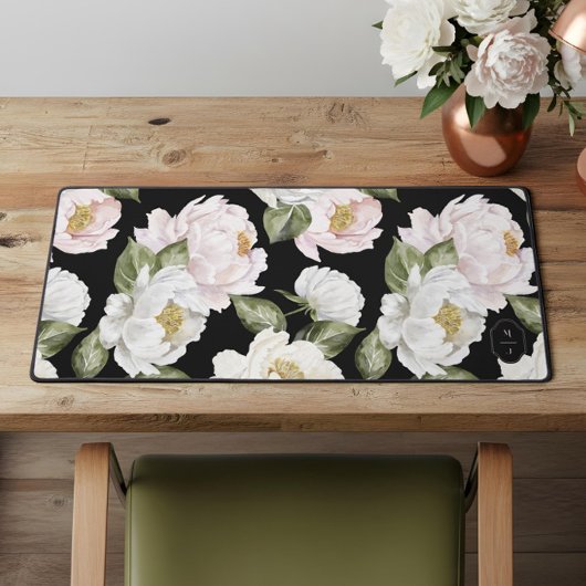 Bold White & Pink Peony Floral Pattern Monogram デスクマット
