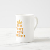 Bold Yet Silent – The Real Ones Design ボーンチャイナマグカップ (正面右)