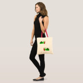 bolsa con dos caracoles verdes トートバッグ (正面(モデル))