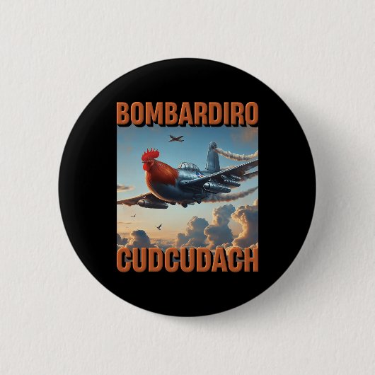 Bomrdiro Cudcudach イタリアン・ブレインロット飛行機に乗った雄鶏 缶バッジ (正面)
