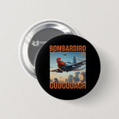 Bomrdiro Cudcudach イタリアン・ブレインロット飛行機に乗った雄鶏 缶バッジ (正面&裏面)