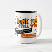 Bone Tired Still Wired – Funny Skeleton Halloween ツートーンマグカップ (正面右)