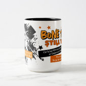Bone Tired Still Wired – Funny Skeleton Halloween ツートーンマグカップ (中央)