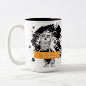 Bone Tired Still Wired – Funny Skeleton Halloween ツートーンマグカップ (左)