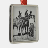 Bonham、テキサス州、c.1890 (b/wの写真)の黒いカウボーイ メタルオーナメント (右)