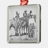 Bonham、テキサス州、c.1890 (b/wの写真)の黒いカウボーイ メタルオーナメント (左)