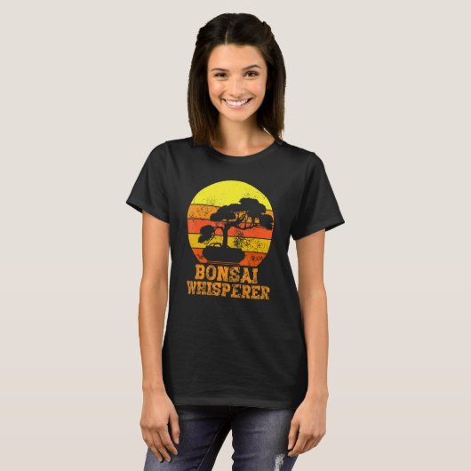 Bonsai Whisperer  Japanese Bonsai Tree Tシャツ (正面フル)