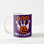 Boo It’s a Strike Funny Halloween Bowling コーヒーマグカップ (左)