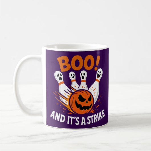 Boo It’s a Strike Funny Halloween Bowling コーヒーマグカップ (左)