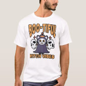 Boo-tiful Witch Vibes – Cute Spooky Cat Halloween Tシャツ (正面)