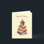 Book Birthday Party Kids 読's Thank You カード<br><div class="desc">大好きな子供のために本の誕生日パーティーを投げ読ろ！上にカップケーキを置いたかわいい本のスタックは、図書館や書店で本テーマの誕生日パーティーを見つけるのにかわいい！</div>