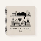 Book Lover's Cozy Bookcase Booktrovert Monogram ノートブック (正面)