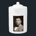 Booker Washington：アフリカ系アメリカ人の教育者<br><div class="desc">1856年に奴隷制に入生まれったTaliaferro Washingtonのバラは、アフリカ系アメリカ人の著名な指導者と教育者になる。南北戦争後は教育を追求し、ハンプトン・農業・ウェイランド神学校の授業に参加した。- 1881年、ワシントンはアラバマにトスカージを設立した。アラバマはアフリカ系アメリカ人の職業訓練を目的とした学校である。社会信じ・政治発展の道として、経済自給力と実践力を持つ。トスケギはアフリカ系アメリカ人の教育のモデルとなり、農業と産業のイノベーションの中心となった。 – ワシントンは強力な雄弁家であり、人種の進歩を支持した。彼の最も有名な演説である「アトランタの妥協」は、1895年に発表された、彼の宿泊施設と自己の哲学の概要を述べた。このアプローチは一部の人々によって人種差別を受け入れたとして批判されたが、彼は大きな影響力を持ち、アフリカ系アメリカ人の代わりに白人の指導者と交渉することを許された。 – ワシントンの遺産は複雑だ。教育や経済発展への貢献だけでなく、人種問題に対する緩和的な姿勢にも記憶されている。アフリカ系アメリカ人コミュニティやアメリカ社会全体への影響については、議論や分析が続いている。</div>