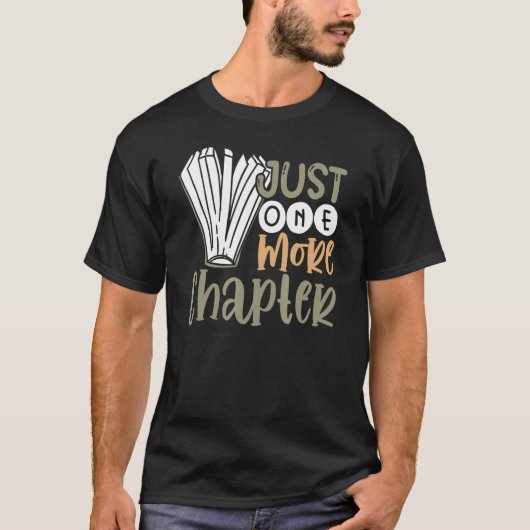 Book's 読 Just One More Chapter Reader Tシャツ (正面)