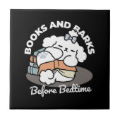 Books and Barks – Cute Sleepy Dog Reading Design タイル (正面)