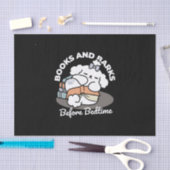 Books and Barks – Cute Sleepy Dog Reading Design 薄葉紙 (クラフト)