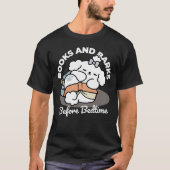 Books and Barks – Cute Sleepy Dog Reading Design Tシャツ (正面)