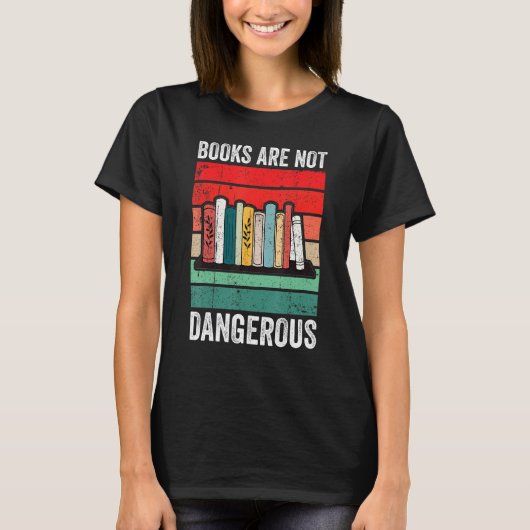 Books Are Not Dangerous Banned Books Tシャツ (正面)