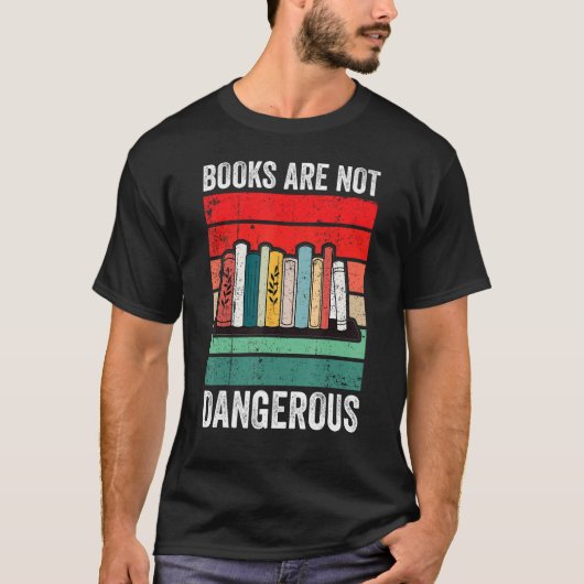 Books Are Not Dangerous Banned Books Tシャツ (正面)