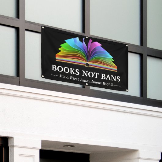 Books Not Bans, LGBTQ+ 横断幕 (ビルの外側)