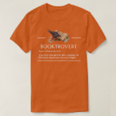 Booktrovert AおもしろいフィクションLの定義 Tシャツ (デザイン正面)