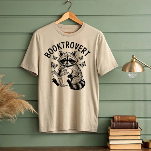 Booktrovert Raccoon読の飲み物 Tシャツ