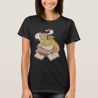 Bookworms Cozy Coffee Drinking Dragon Romantasy Tシャツ