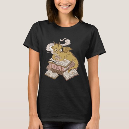 Bookworms Cozy Coffee Drinking Dragon Romantasy Tシャツ (正面)